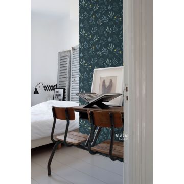 sovrum tapet blommönster i skandinavisk stil mörkblått och ockra 139082